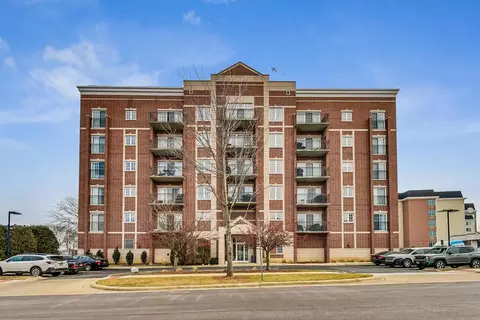 405 S Creekside Dr #606, Palatine, IL 60074