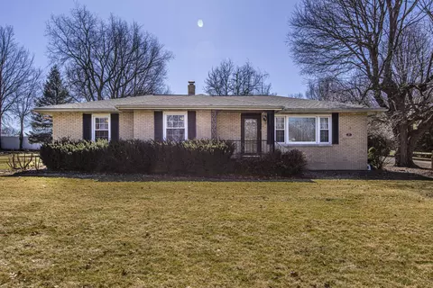 17 Szarek Dr, Bloomington, IL 61701