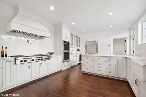 Kitchen - 1045 Pine St, Winnetka, IL 60093 photo 2 of 3