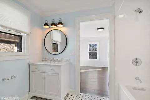 Bath - 1045 Pine St, Winnetka, IL 60093 photo 5 of 7
