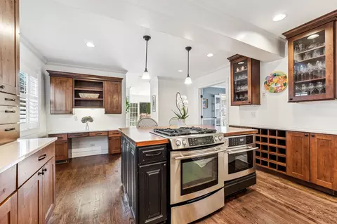 Kitchen - 516 Meadow Rd, Winnetka, IL 60093 photo 2 of 4