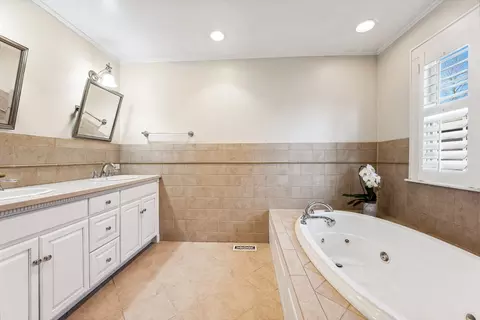 Bath - 516 Meadow Rd, Winnetka, IL 60093 photo 1 of 4