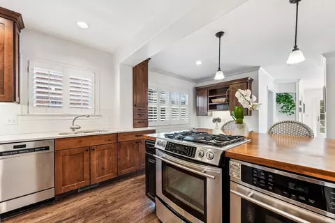 Kitchen - 516 Meadow Rd, Winnetka, IL 60093 photo 3 of 4