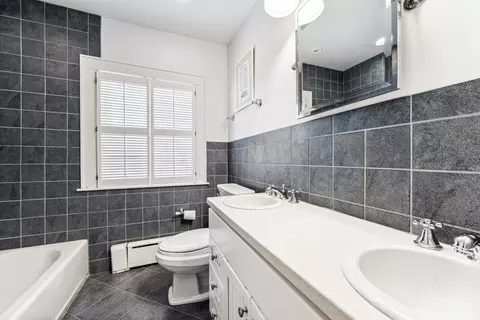 Bath - 516 Meadow Rd, Winnetka, IL 60093 photo 2 of 4