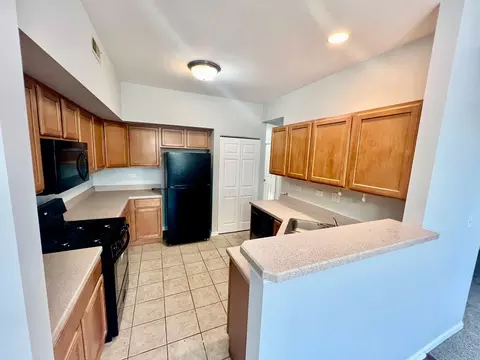 2328 Georgetown Cir, Aurora, IL 60503 photo 4