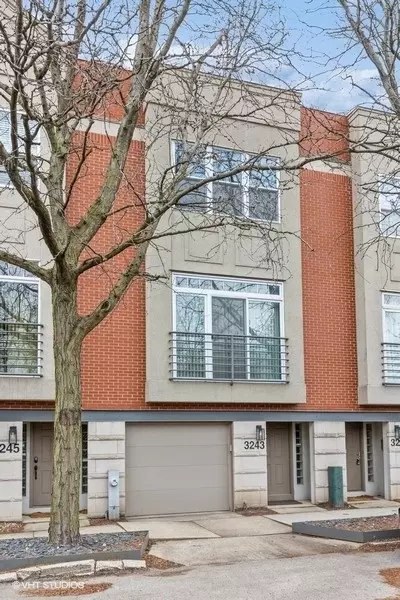 3243 N Ravenswood Ave, Chicago, IL 60657