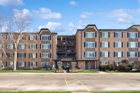 1127 S Old Wilke Rd #104, Arlington Heights, IL 60005