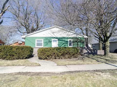 705 W William St, Monticello, IL 61856