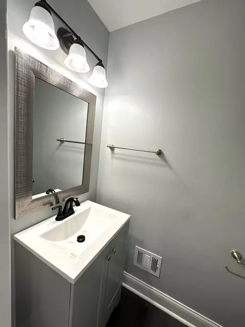 Bath - 665 S Cedar Ave, Elmhurst, IL 60126 photo 1 of 8