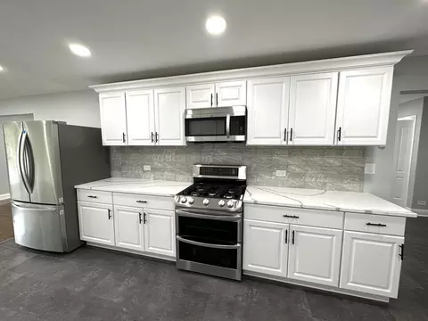 Kitchen - 665 S Cedar Ave, Elmhurst, IL 60126 photo 2 of 3