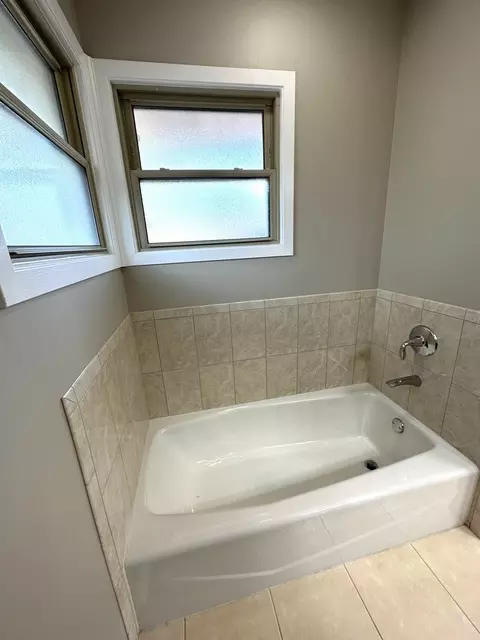 Bath - 665 S Cedar Ave, Elmhurst, IL 60126 photo 5 of 8