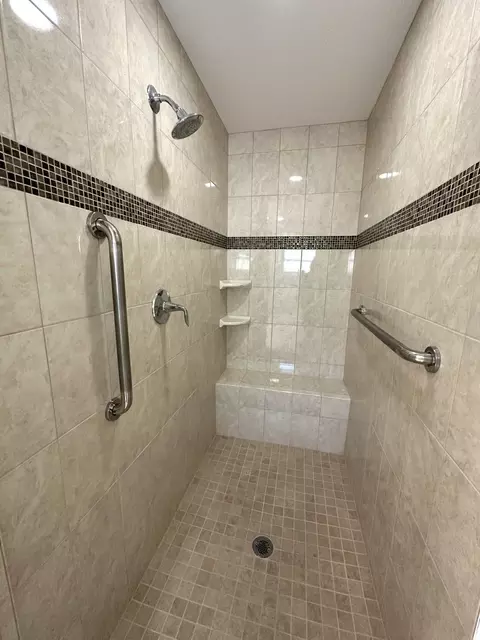 Bath - 665 S Cedar Ave, Elmhurst, IL 60126 photo 3 of 8