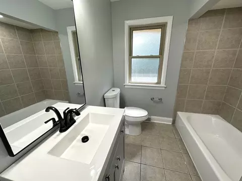 Bath - 665 S Cedar Ave, Elmhurst, IL 60126 photo 6 of 8