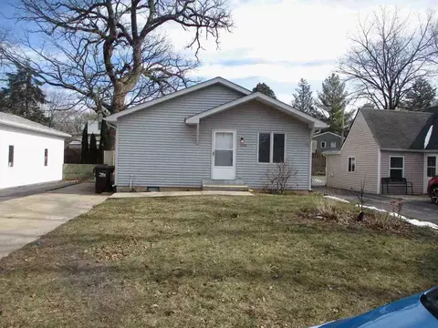 3502 Oakwood Dr, Island Lake, IL 60042