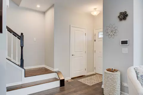 13 Nicholas Dr E, Des Plaines, IL 60016 photo 3