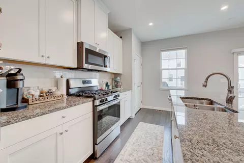 13 Nicholas Dr E, Des Plaines, IL 60016 photo 10
