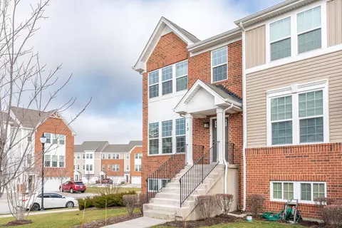13 Nicholas Dr E, Des Plaines, IL 60016 photo 2