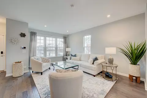 13 Nicholas Dr E, Des Plaines, IL 60016 photo 4