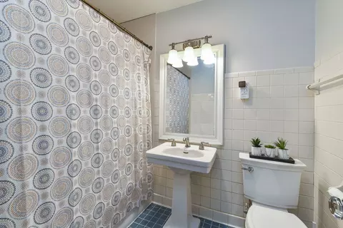 Bath - 515 E Prairie Ave, Wheaton, IL 60187 photo 3 of 3