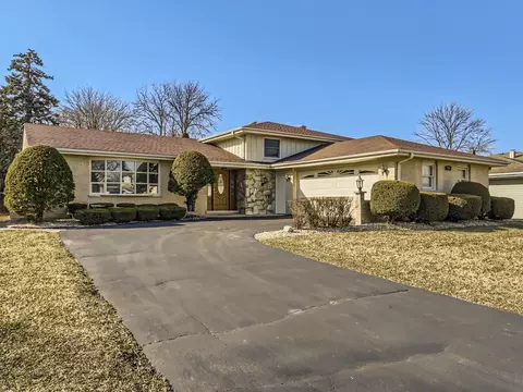 826 W Heritage Dr, Addison, IL 60101