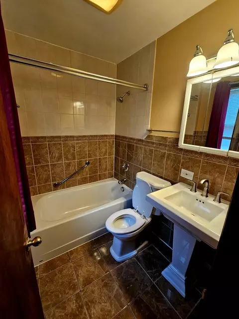 Bath - 1253 E 95th Pl, Chicago, IL 60628 photo 2 of 2