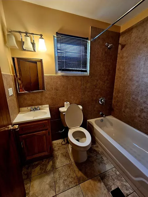 Bath - 1253 E 95th Pl, Chicago, IL 60628 photo 1 of 2