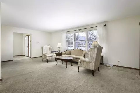 Living - 846 N Eagle St, Naperville, IL 60563 photo 2 of 5