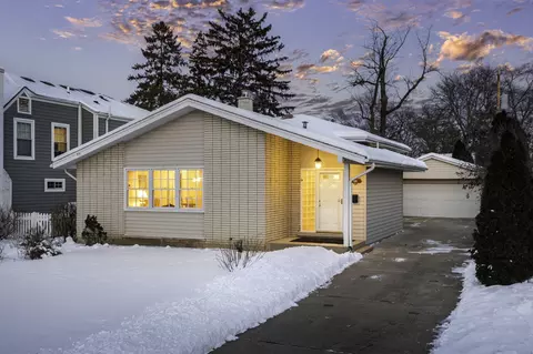 846 N Eagle St, Naperville, IL 60563