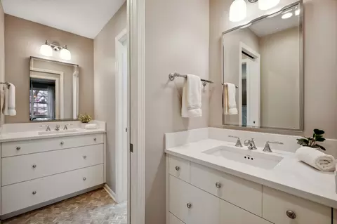 Bath - 2002 Brandon Rd, Glenview, IL 60025 photo 3 of 5