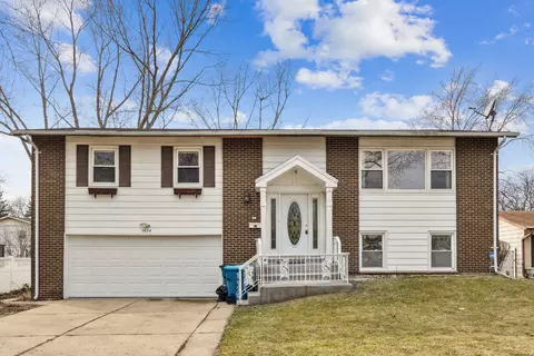 1424 S Redwood Dr, Mount Prospect, IL 60056