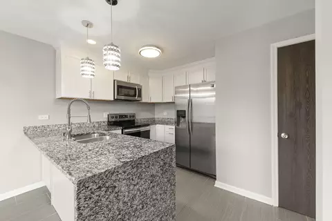 Kitchen - 1344 S Lorraine Rd #E, Wheaton, IL 60189 photo 3 of 4