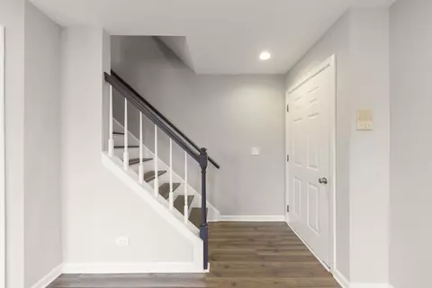 Entry Way - 1344 S Lorraine Rd #E, Wheaton, IL 60189 photo 1 of 2
