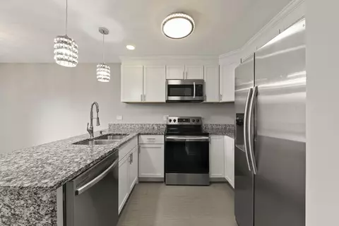 Kitchen - 1344 S Lorraine Rd #E, Wheaton, IL 60189 photo 4 of 4