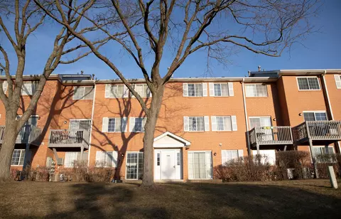 Exterior - 1344 S Lorraine Rd #E, Wheaton, IL 60189 photo 5 of 5