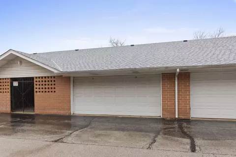 Exterior - 1344 S Lorraine Rd #E, Wheaton, IL 60189 photo 4 of 5