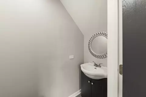 Bath - 1344 S Lorraine Rd #E, Wheaton, IL 60189 photo 2 of 2