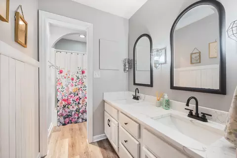Bath - 207 Brookside Dr, Elgin, IL 60123 photo 3 of 4