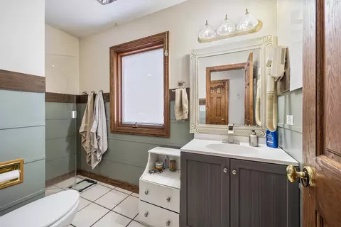 Bath - 207 Brookside Dr, Elgin, IL 60123 photo 2 of 4