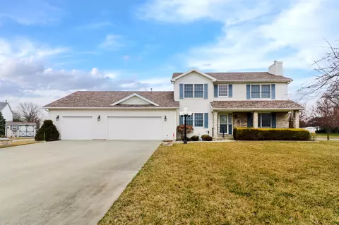 101 Hunter Ct, Hudson, IL 61748