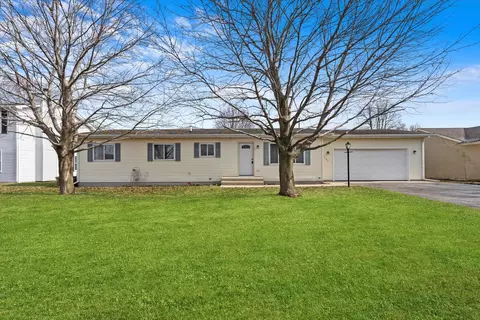 9702 Woods Ln, Hebron, IL 60034