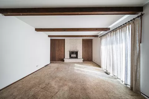 Living - 447 Ridge Ct, Roselle, IL 60172 photo 1 of 2