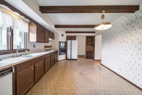 Kitchen - 447 Ridge Ct, Roselle, IL 60172 photo 1 of 3