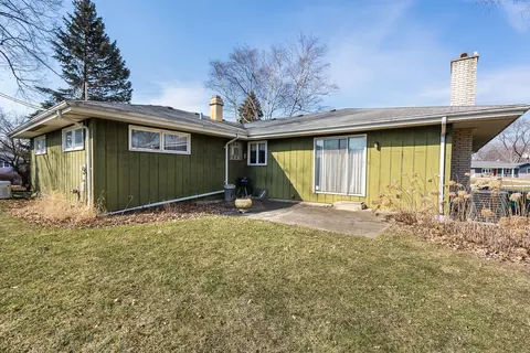 Exterior - 447 Ridge Ct, Roselle, IL 60172 photo 5 of 7