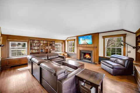Living - 9400 S Pleasant Ave, Chicago, IL 60643 photo 3 of 4