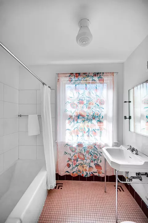 Bath - 9400 S Pleasant Ave, Chicago, IL 60643 photo 3 of 5