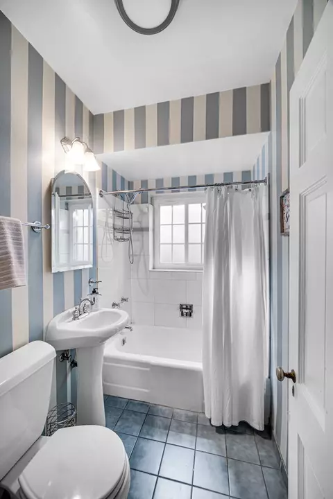 Bath - 9400 S Pleasant Ave, Chicago, IL 60643 photo 1 of 5