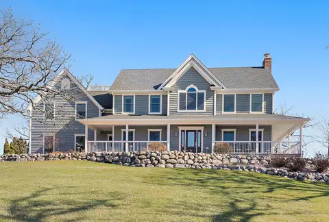 1716 Bull Ridge Dr, Mchenry, IL 60050