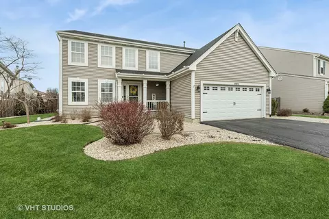 1894 Lake Bluff Ln, Pingree Grove, IL 60140