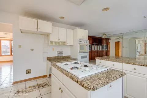 Kitchen - 3331 Santa Fe Trl, Olympia Fields, IL 60461 photo 3 of 8