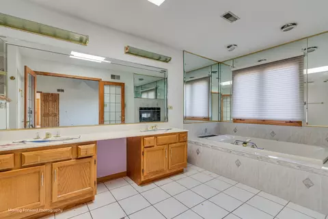 Bath - 3331 Santa Fe Trl, Olympia Fields, IL 60461 photo 3 of 6
